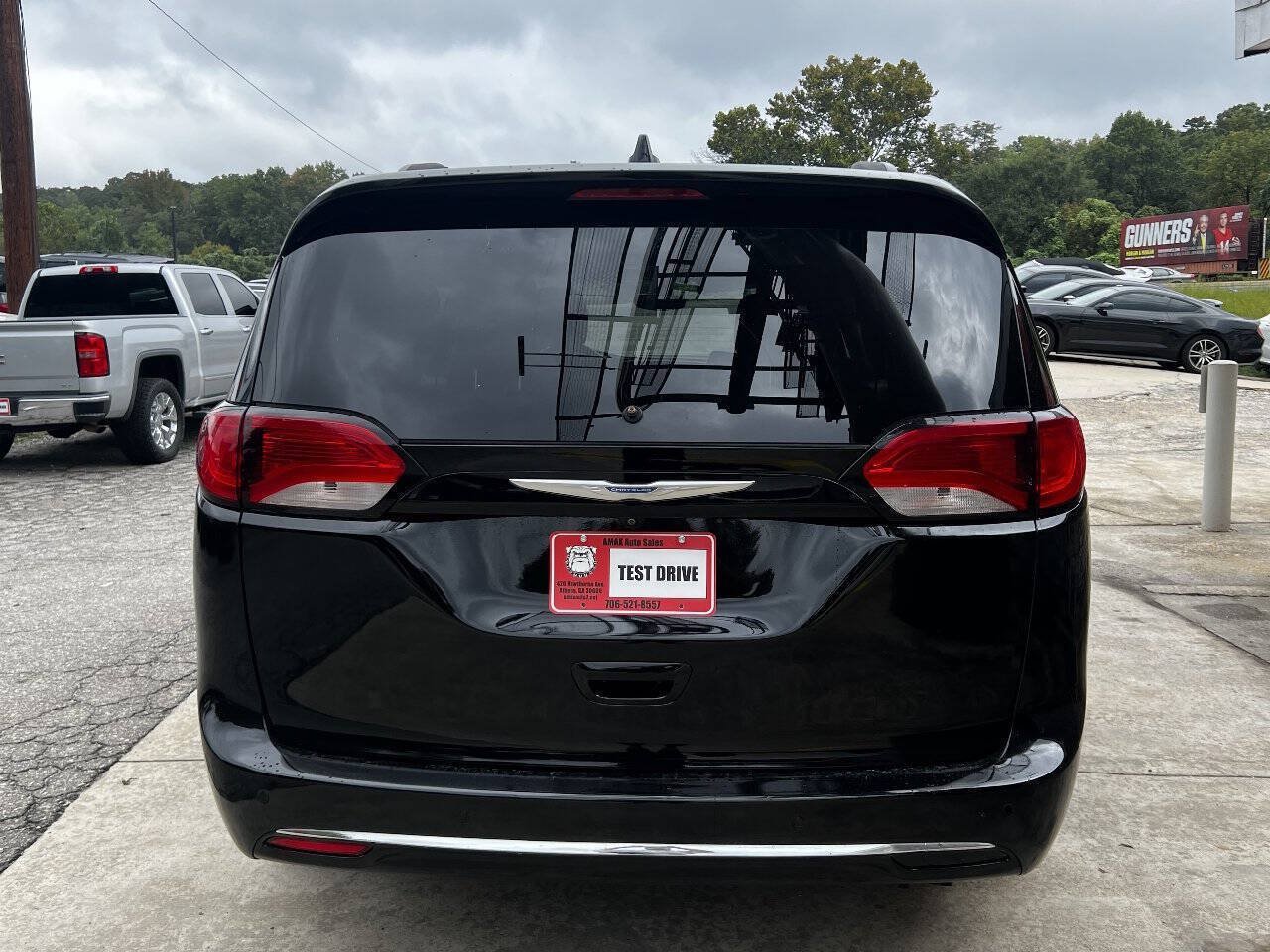 Used 2017 Chrysler Pacifica Touring-L FWD image 5