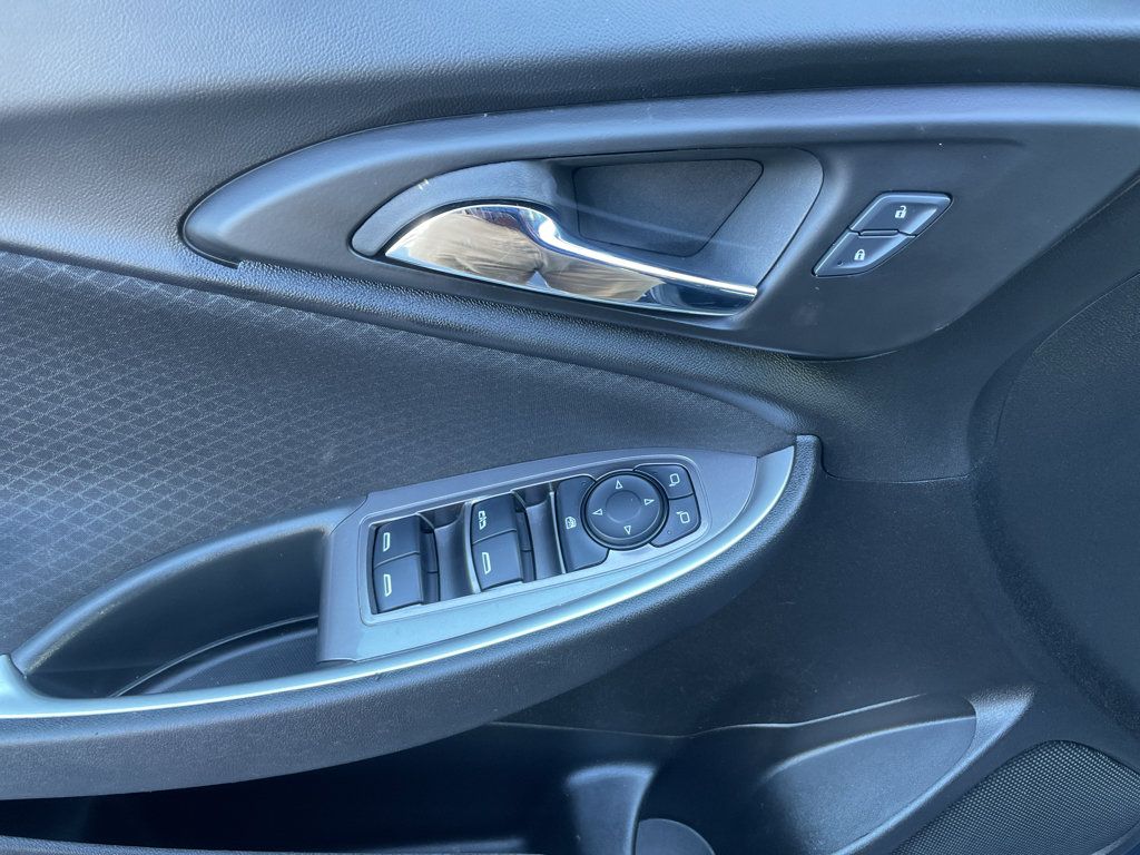 Certified 2025 Chevrolet Malibu LT FWD image 17