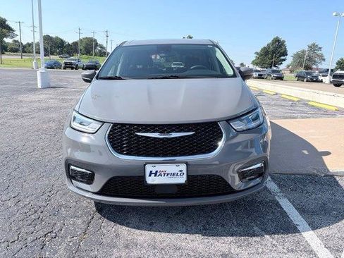 Used 2023 Chrysler Pacifica Touring-L FWD image 3