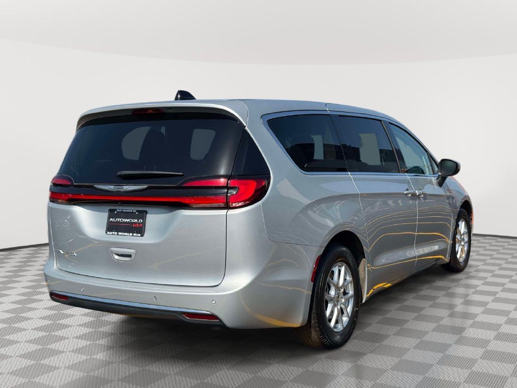 Used 2023 Chrysler Pacifica Touring-L FWD image 4