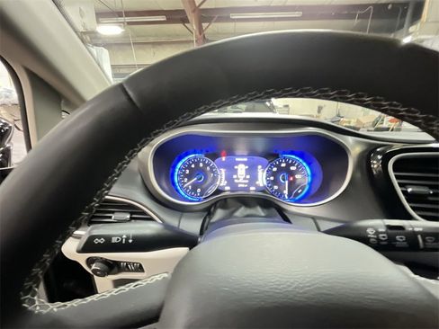 Used 2024 Chrysler Pacifica Touring-L image 15