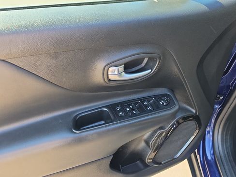 Used 2017 Jeep Renegade Altitude FWD image 12