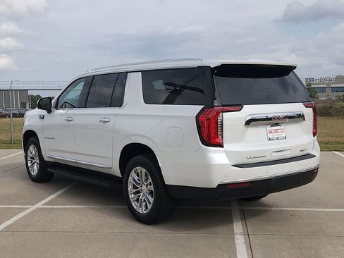 Used 2023 GMC Yukon XL SLT w/ SLT Premium Package image 7