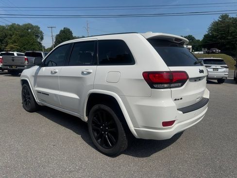 Used 2021 Jeep Grand Cherokee Laredo X AWD/4WD image 4