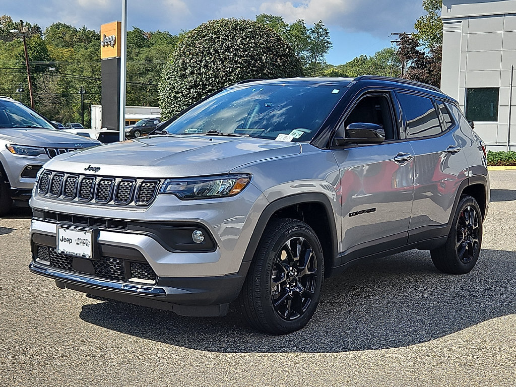 Used 2023 Jeep Compass Latitude w/ Convenience Group AWD/4WD image 3