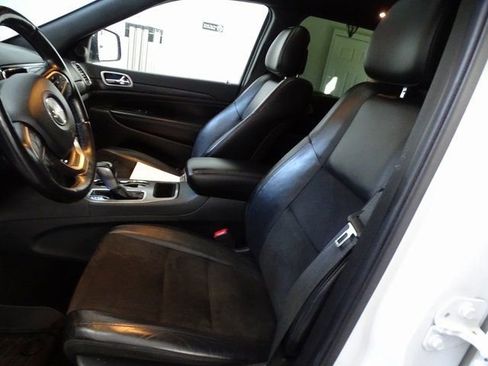 Used 2020 Jeep Grand Cherokee Altitude image 2