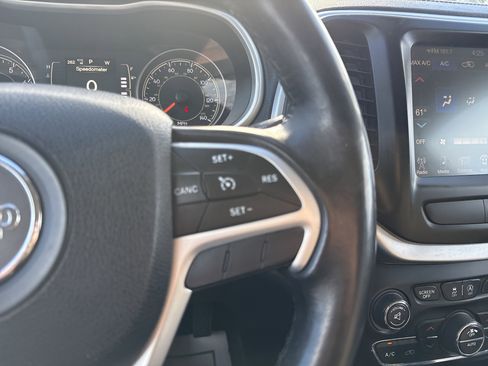 Used 2015 Jeep Cherokee Latitude w/ Comfort/Convenience Group image 18