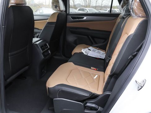 Used 2025 Volkswagen Atlas Cross Sport SE image 27