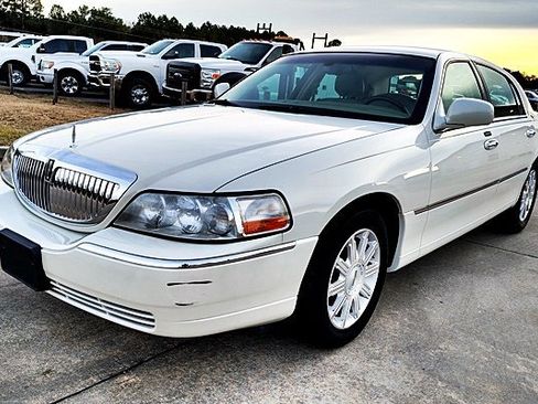 Used 2006 Lincoln Town Car Signature Limited image 5