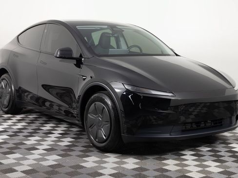 Used 2026 Tesla Model Y AWD image 11