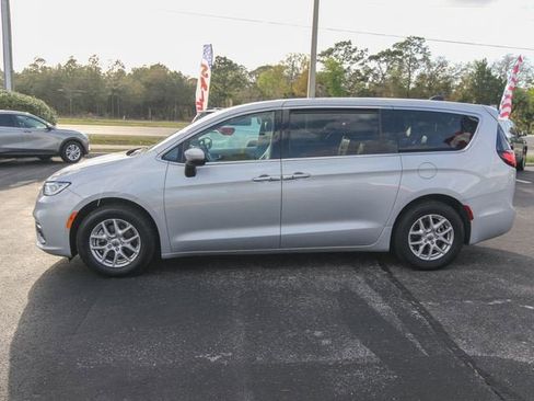 Used 2023 Chrysler Pacifica Touring-L FWD image 5