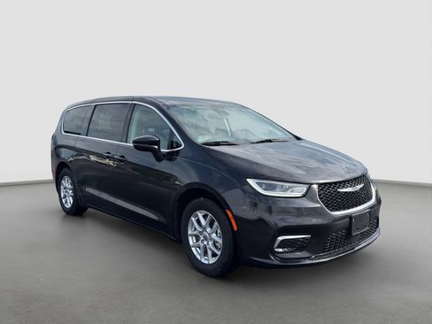 Used 2023 Chrysler Pacifica Touring-L FWD image 8