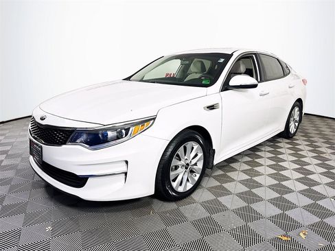 Used 2018 Kia Optima LX w/ 17" Alloy Wheels Package image 3