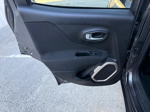 Used 2017 Jeep Renegade Latitude w/ Popular Equipment Group FWD image 16