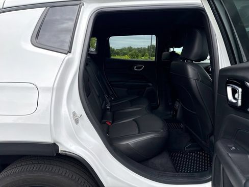 Used 2025 Jeep Compass Latitude w/ Convenience Group AWD/4WD image 12