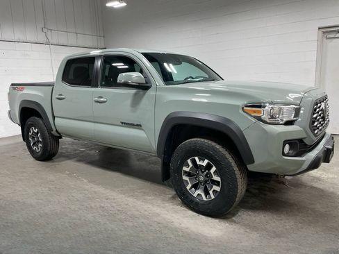Used 2023 Toyota Tacoma TRD Off-Road w/ TRD Premium Off Road Package AWD/4WD image 3