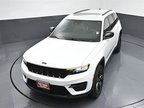 Used 2024 Jeep Grand Cherokee Altitude AWD/4WD image 37