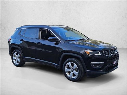 Used 2018 Jeep Compass Latitude w/ Popular Equipment Group FWD image 3