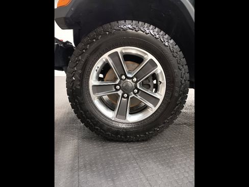 Used 2020 Jeep Wrangler Unlimited Sahara image 24