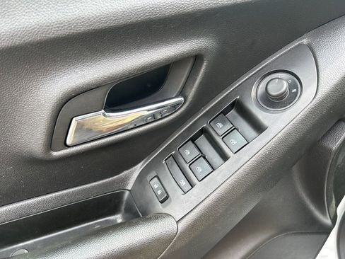 Used 2022 Chevrolet Trax LT w/ LT Convenience Package image 16