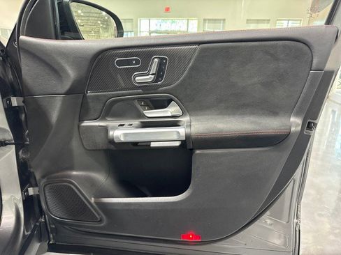 Used 2021 Mercedes-Benz GLB 250 4MATIC image 54