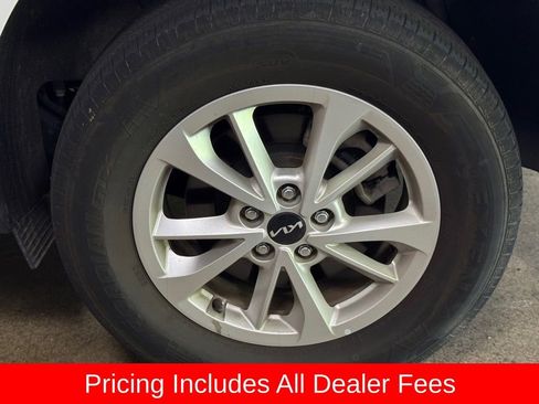Used 2024 Kia Carnival LX FWD image 7