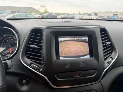 Used 2019 Jeep Cherokee Latitude Plus AWD/4WD image 14