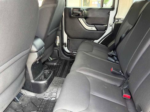 Used 2015 Jeep Wrangler Unlimited Rubicon w/ Connectivity Group AWD/4WD image 23