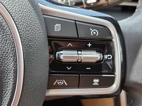 Used 2023 Kia Carnival EX FWD image 23