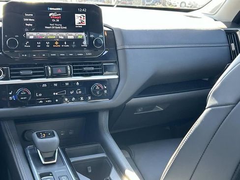 Used 2024 Nissan Pathfinder Platinum image 25