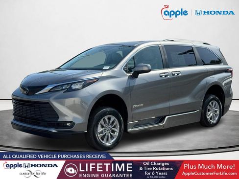 Used 2026 Toyota Sienna XLE FWD image 5