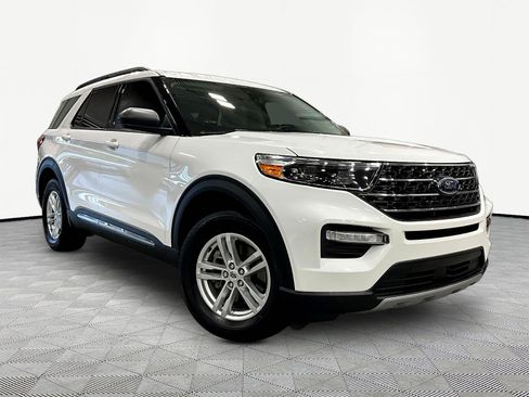 Used 2022 Ford Explorer XLT w/ Equipment Group 202A AWD/4WD image 3