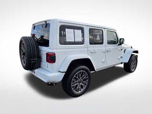 Used 2022 Jeep Wrangler Unlimited Sahara image 3
