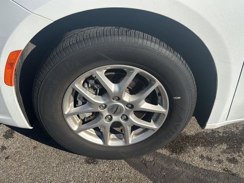 Used 2024 Chrysler Pacifica Touring-L image 9