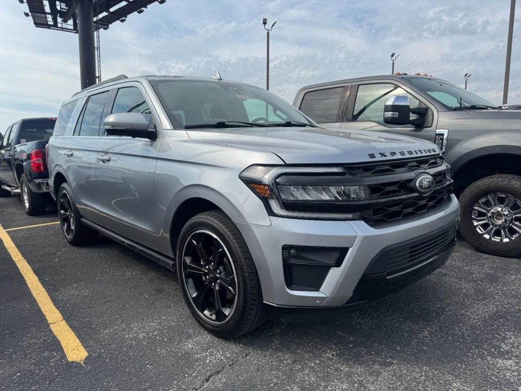 Used 2024 Ford Expedition Limited AWD/4WD image 2