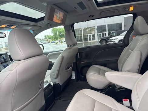 Used 2017 Toyota Sienna Limited Premium AWD/4WD image 35