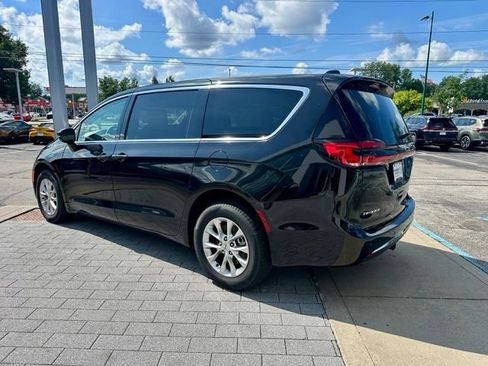 Used 2024 Chrysler Pacifica Touring-L AWD/4WD image 5