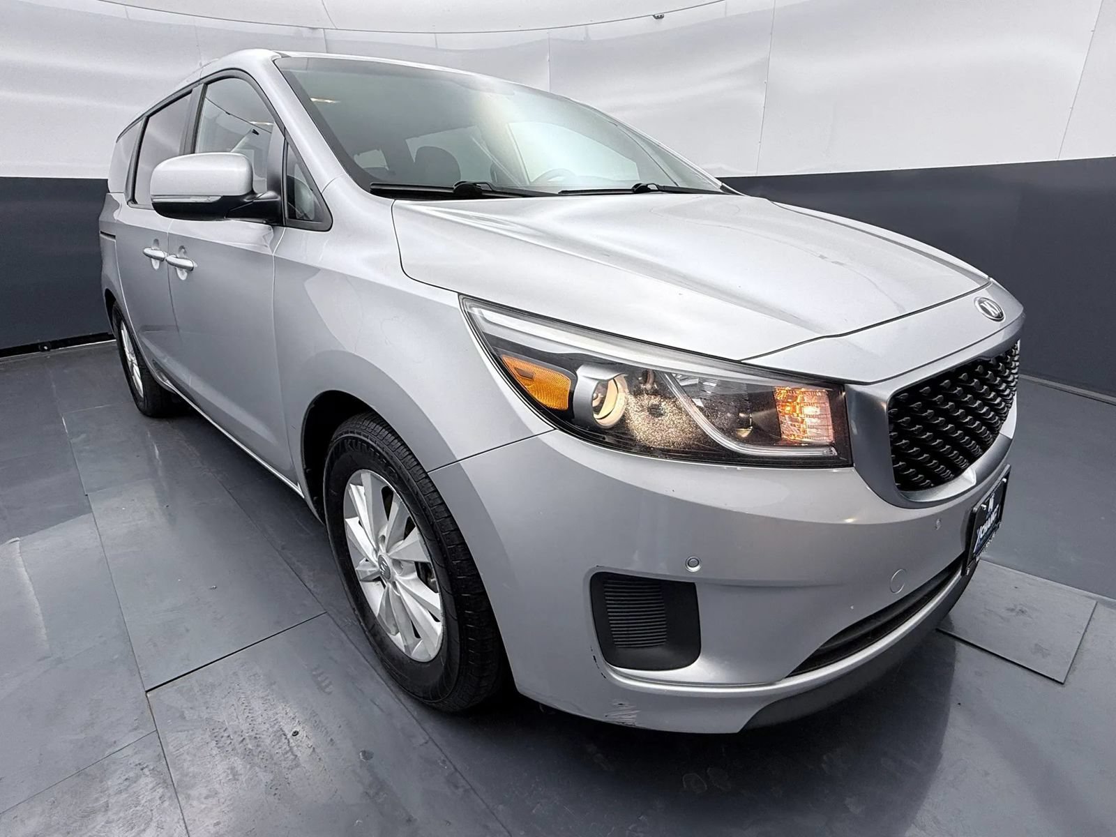 Used 2017 Kia Sedona LX w/ LX Essentials Premium Package FWD image 1