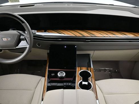 Certified 2025 Cadillac Escalade ESV Sport Platinum AWD/4WD image 5
