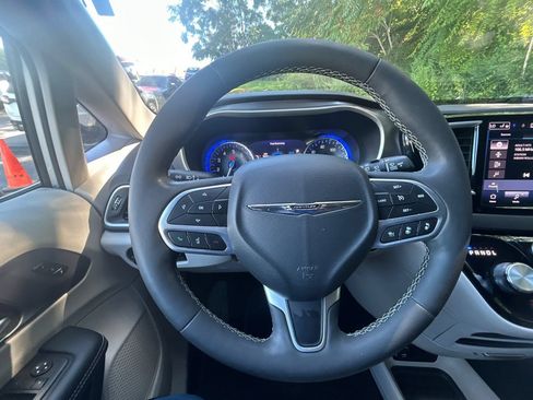 Used 2024 Chrysler Pacifica Touring-L FWD image 23