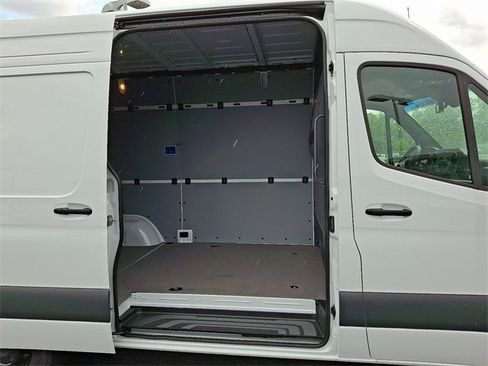 Used 2025 Mercedes-Benz Sprinter 2500 image 10