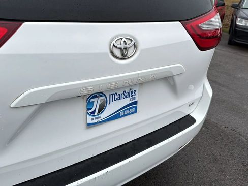 Used 2018 Toyota Sienna LE image 23