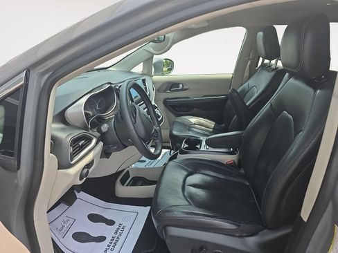 Used 2022 Chrysler Pacifica Touring-L FWD image 9