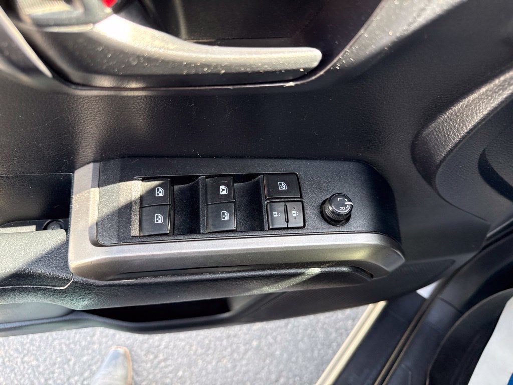 Used 2020 Toyota Tacoma SR5 AWD/4WD image 16