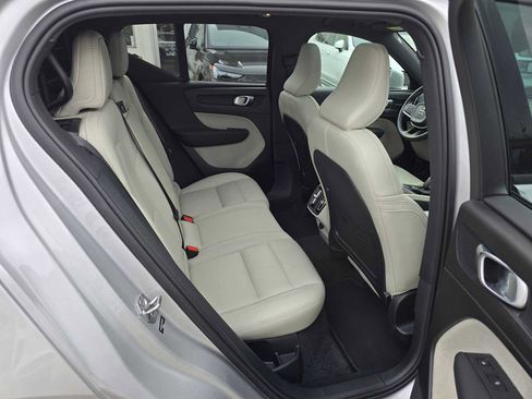 Used 2019 Volvo XC40 T5 Momentum image 12