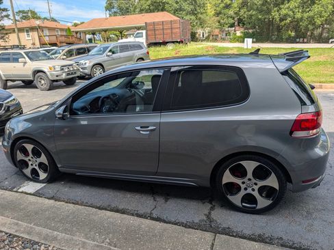 Used 2011 Volkswagen Golf 2-Door FWD image 2