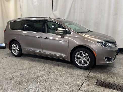 Used 2018 Chrysler Pacifica Touring-L Plus w/ Tire & Wheel Group FWD image 7