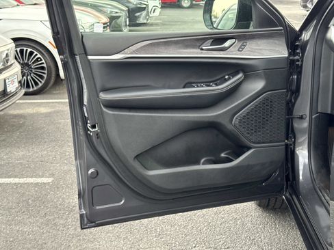 Used 2024 Jeep Grand Cherokee Limited w/ Black Appearance Package image 17