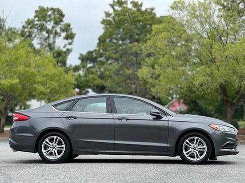 Used 2018 Ford Fusion SE FWD image 4