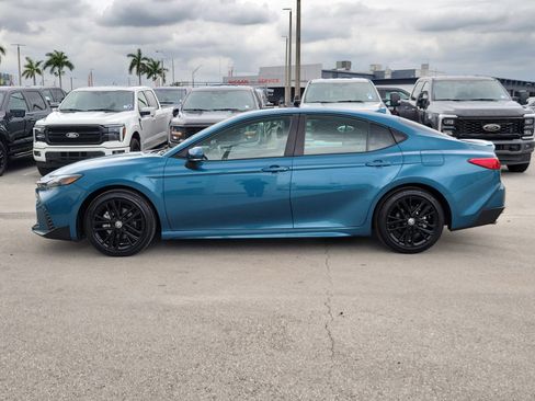Used 2025 Toyota Camry SE FWD image 9